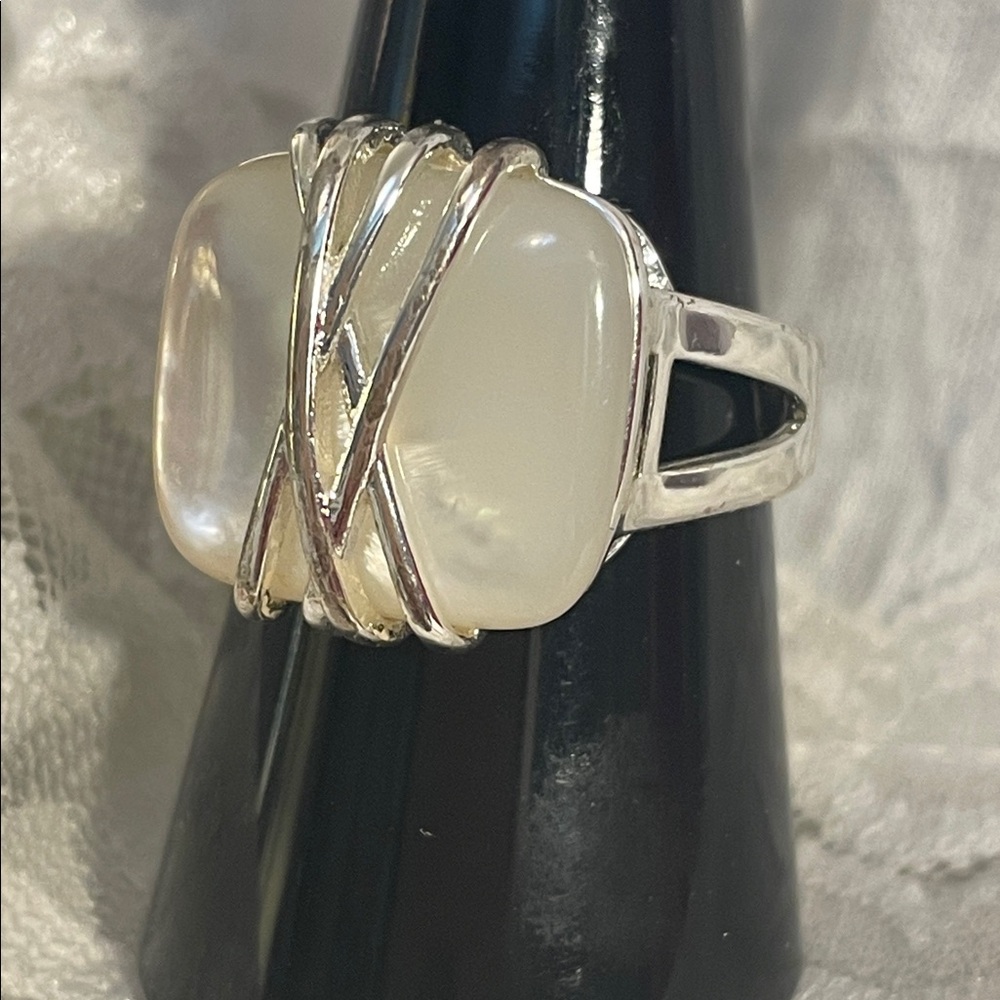 Elegant Silver and White Women's Ring Size 8